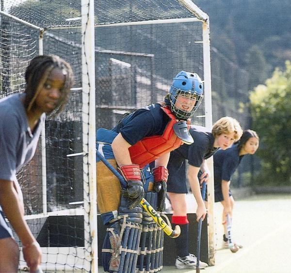 Monkton Combe School. Игра в хоккей на траве