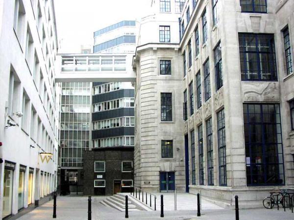 Университетский дворик LSE