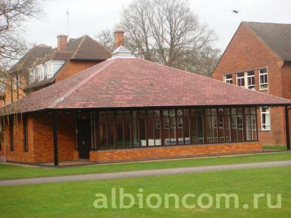 Здание столовой Queenswood School