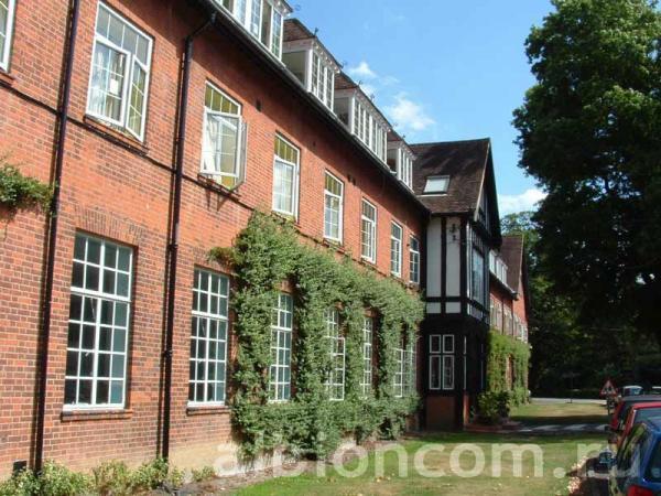 Здание резиденции Queenswood School