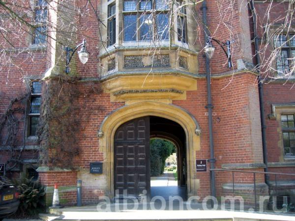 Летний центр Studio Cambridge St. Christopher’s. Вход в студенческую резиденцию Ridley Hall.