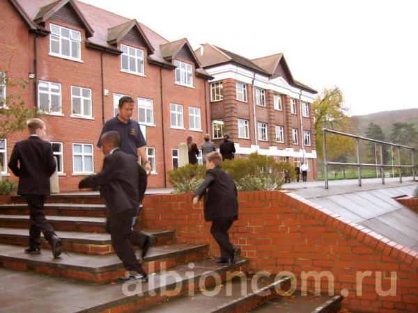 Частная школа-пансион Caterham School. Школьные здания