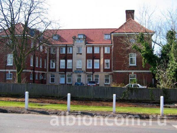 Летняя школа Dulwich College. Школьное здание