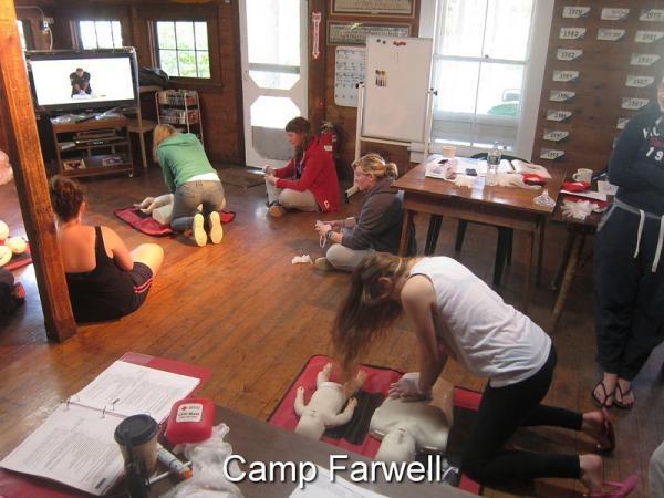 Летний лагерь для девочек в США - Camp Farwell. На уроке первой помощи.