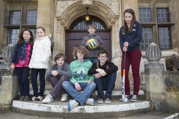 Летняя программа английского языка в учебном центре St. Albans. Студенты на фоне школьного здания