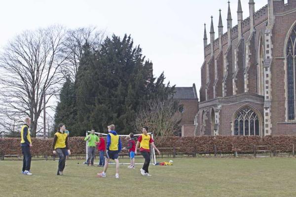 Летняя программа английского языка в учебном центре St. Albans. Студенты за игрой в регби