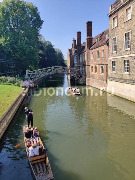 University of Cambridge. Queen's College. Математический мостик через реку Кэм.