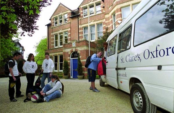 Студенты колледжа St. Clare’s, Oxford