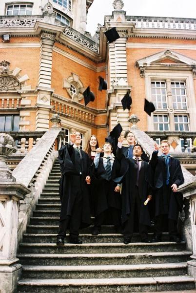 Выпускники Royal Holloway на ступенях Founder's Building