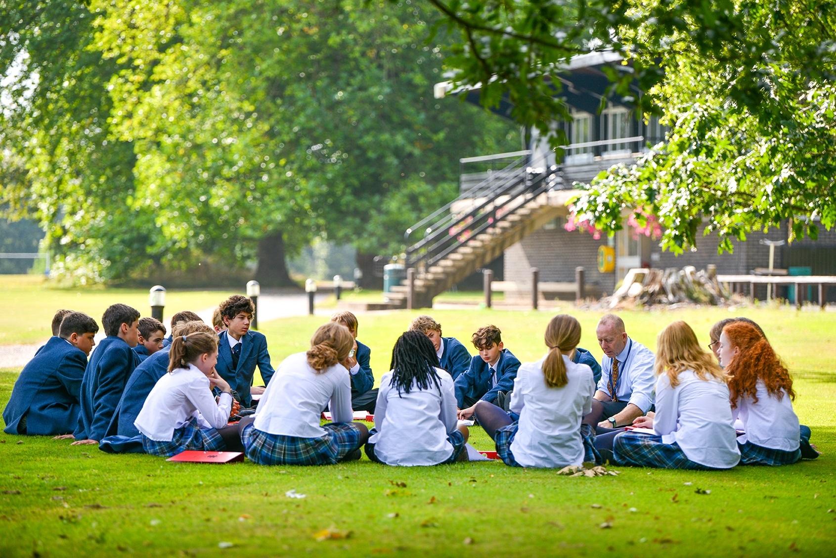 Ученики Canford School на уроке за пределами класса