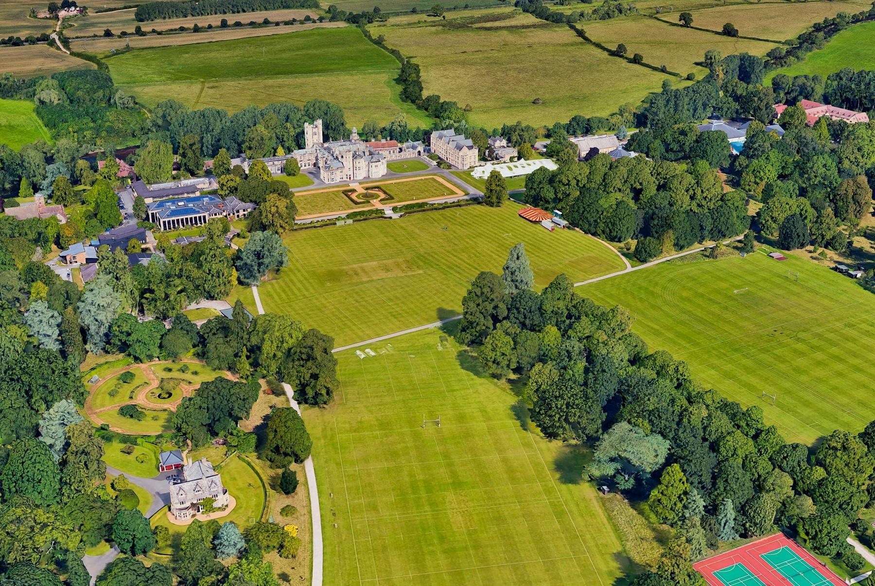 Школа-пансион Canford School - вид на территорию с высоты