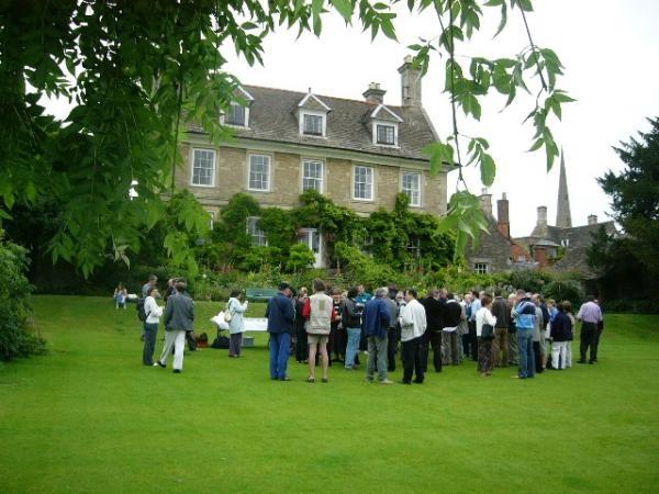 Встреча выпускников Oundle School перед зданием школы