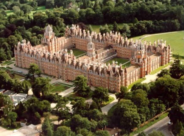 Royal Holloway - Founder's Building - главное здание университета