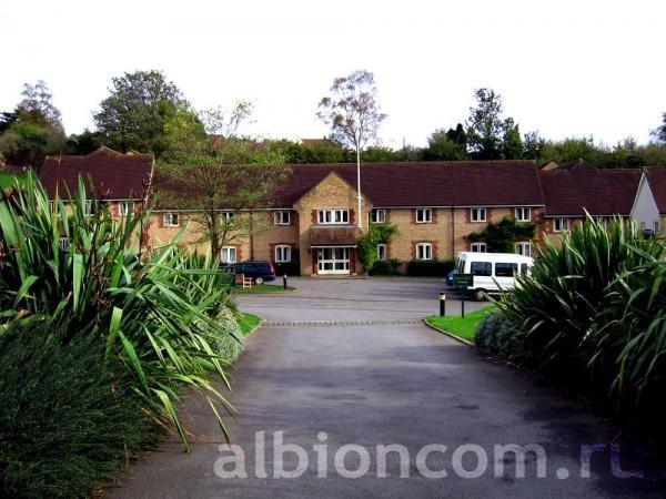 Главный въезд Sherborne School International College