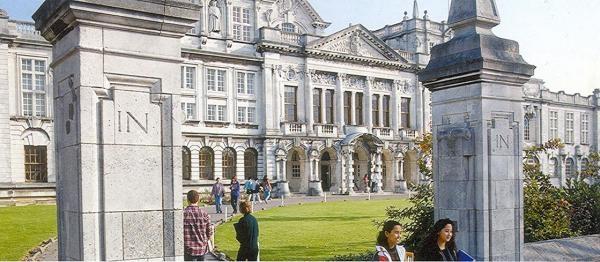 Cardiff University. Главный вход в Университет